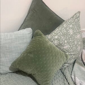 Set of 4 Green Decorative Throw Pillows